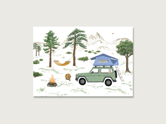 Postkarte mit einem grünen Jeep mit blauem Dachzelt in der Natur. Im Hintergrund sind Berge zu sehen. Neben dem Jeep ist eine gelbe Hängematte an Bäumen aufgehängt und ein Lagerfeuer angezündet.