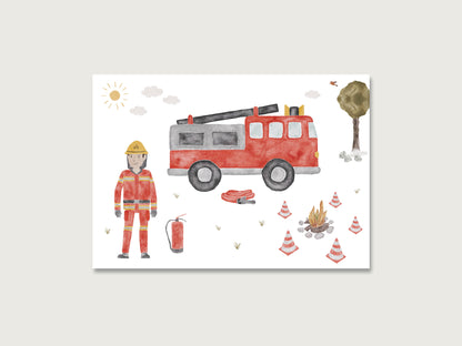 Postkarte im Querformat mit handgemalten Aquarell-Motiv. Da Motiv zeigt eine Feuerwehr-Illustration mit Feuerwehrauto, Feuerwehrmann und Feuer.
