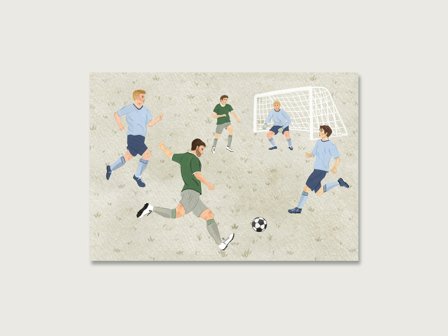 Postkarte mit einer handgemalten Fußballszene aus Aquarell. Es sind Fußballer zweier Mannschaften zu sehen. Der eine Fußball-Spieler zielt gerade auf das Tor mit Torwart. 