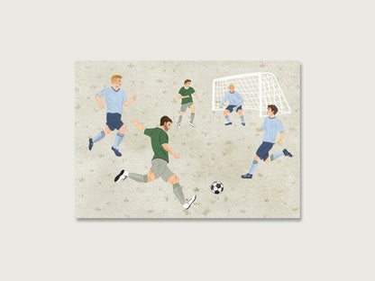 Postkarte mit einer handgemalten Fußballszene aus Aquarell. Es sind Fußballer zweier Mannschaften zu sehen. Der eine Fußball-Spieler zielt gerade auf das Tor mit Torwart. 