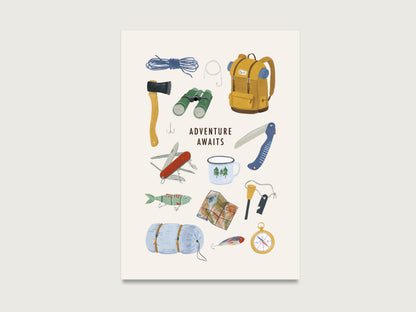 Cremefarbene Postkarte mit verschiedenen, handillustrierten Bushcraft-Werkzeugen wie Axt, Klappsäge, Taschenmesser, Feuerstahl, Schlagsack, Kompass, Angelzubehör, Rucksack und Paracord. Inmitten all der Survival- Produkte steht "Adventure Awaits". Die Karte macht einen modernen, künstlerischen Eindruck.
