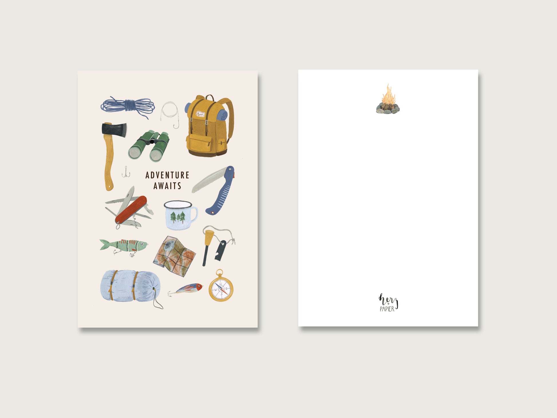 Zu sehen ist eine Survival- Outdoor-Postkarte mit Vorder- und Rückseite. Auf der Vorderseite sind verschiedenen Bushcraft-Werkzeuge zu sehen, auf der Rückseite ein kleines Lagerfeuer und das Logo. Die moderne, handmgemalte Karte wirkt freundlich und erinnert an Abenteuer beim Wandern oder im Wald.