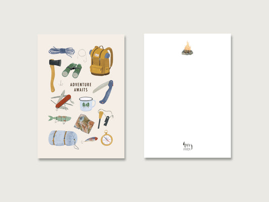 Zu sehen ist eine Survival- Outdoor-Postkarte mit Vorder- und Rückseite. Auf der Vorderseite sind verschiedenen Bushcraft-Werkzeuge zu sehen, auf der Rückseite ein kleines Lagerfeuer und das Logo. Die moderne, handmgemalte Karte wirkt freundlich und erinnert an Abenteuer beim Wandern oder im Wald.